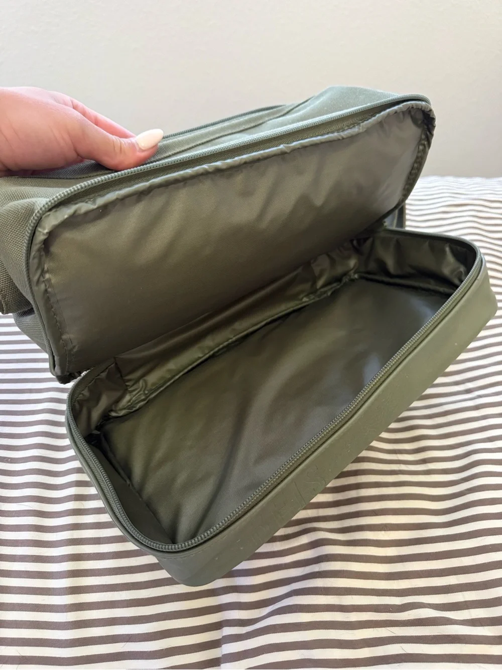 Beis The Dopp Kit in Olive Green